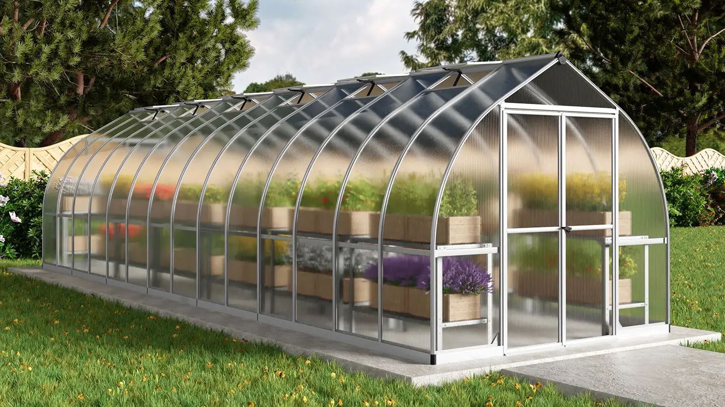 Tunnelformet drivhus i en landlig hage